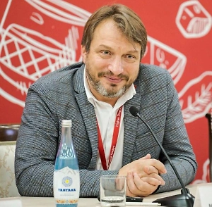 Когда говорят о сочетаниях алкоголя, у нас вино не закусывают, а наоборот, еду запивают вином. Но раз президент сказал, что закусывать, он у нас с юмором, соответственно, давайте подумаем, что закусывать. Во-первых, [рассмотрим] салат оливье, особенно если туда добавлено тёртое яблочко, как в фильме "Служебный роман"