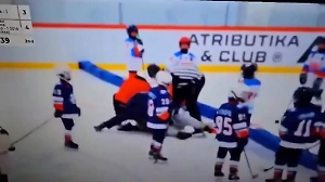 Тренеры детских хоккейных команд устроили жестокую драку прямо во время матча