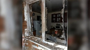 Украинский снаряд попал в жилой дом в Курской области
