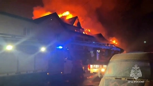 В Астрахани на площади 400 квадратов горит гостиничный комплекс