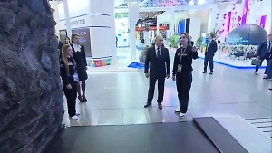 Путин осмотрел стенды Севастополя, Петербурга и ряда регионов на форуме "Россия"