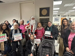 Санта-пацифист нагрянул к "непослушным" американским сенаторам, выступающим за войну в Газе