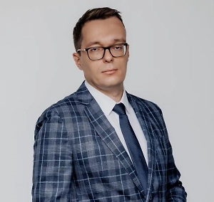 Согласно ч.1.1 ст. 6.13 КоАП РФ, за пропаганду наркотиков с использованием Интернета для блогеров предусмотрен штраф от 5 тысяч до 30 тысяч рублей, так что, если Пашу Техника решат привлечь по этой статье, штраф ему грозит сравнительно небольшой