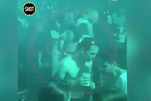 Голая вечеринка Ивлеевой в самом разгаре, но сама блогерша на неё не спешит