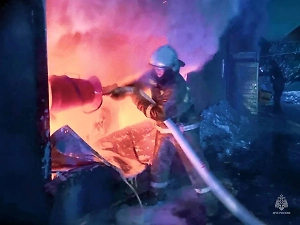 В якутском посёлке при пожаре в гараже погибли трое мужчин