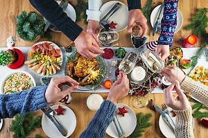 Названо 4 простых лайфхака для новогоднего стола, чтобы не переедать