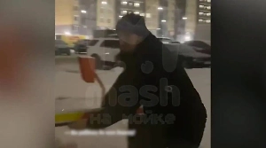 В Петербурге неадекват напал на соседей, сломал шлагбаум и довёл до слёз ребёнка