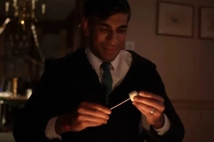 Британский премьер записал рождественский ролик в стиле "Один дома"