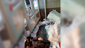 В Воронеже пенсионерку едва не убила рухнувшая с крыши глыба льда
