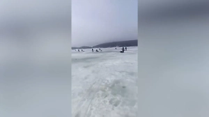 На Сахалине оторвало от берега льдину с рыбаками