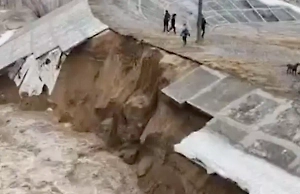 В Томске сильный поток воды размыл земляной вал, примыкающий к мосту