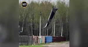 Метеозонд ВСУ с взрывчаткой застрял в заборе в селе в Калужской области