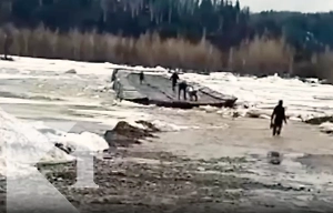 Понтонный мост через реку Томь сорвался с креплений из-за паводка в Кузбассе