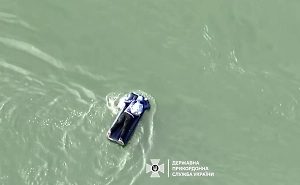 Появилось уморительное видео погони за украинцем-уклонистом на надувном матрасе