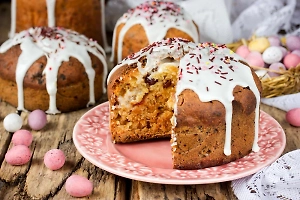 Стало известно, сколько россиян едят куличи только ради верхушки