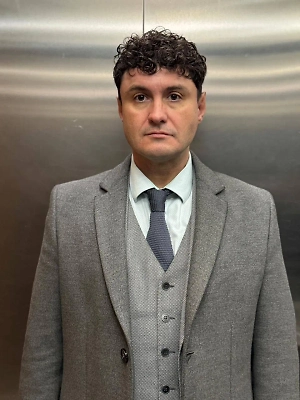 Поэтому, как только происходит арест, необходимо потребовать уведомления об этом консула РФ в данной стране и организации встречи с ним. Обычно право первого посещения консулом реализуется в течение 72 часов с момента задержания.