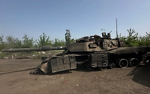 Минобороны показало видео буксировки танка Abrams с поля боя под Авдеевкой