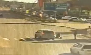 В Ангарске минивэн сбил мужчину с младенцем, переходившего дорогу