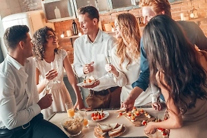 Эксперт по этикету перечислила запрещённые для разговора на публике темы