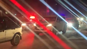 Пробка из десятков машин образовалась на выезде из Орска после прорыва дамбы