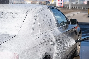 Москвичам напомнили о штрафе за мойку машин во дворах