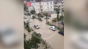 Улицы Сочи превратились в бурные реки, мосты ушли под воду