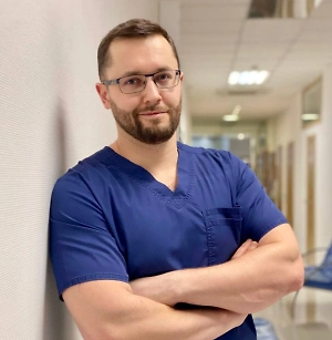 Как спросил меня друг, не имеющий отношения к медицине: "Вы его ещё и в мозг вводите?" К счастью, в случаях с головными болями напряжения и терапии мигрени есть доказанная безопасность и эффективность ботулотоксинов, и это вполне обычные внутримышечные инъекции, но в определённые мышцы. Эффект при этом связан с расслаблением хронически спазмированных мышц и высвобождением сигнальных молекул, запускающих головную боль.