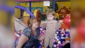 Две сестрёнки оказались брошены на произвол судьбы после смерти матери