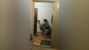Росгвардия показала видео штурма квартиры устроившего стрельбу в Петербурге