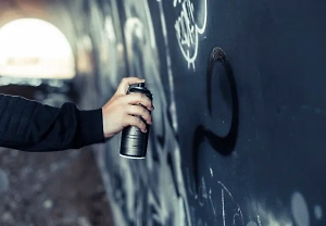 Кладбищенские вандалы спрятались от камер и осквернили фото героев СВО, их ищут по отпечаткам