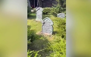 "Воспитательные" надгробия для детей появились в московском парке аттракционов