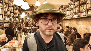 Как совладелец модного бара Delicatessen критикует Россию, но продолжает зарабатывать в Москве миллионы