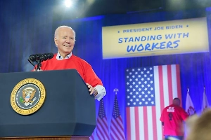 Предвыборный штаб ищет для Байдена специалиста по интернет-мемам