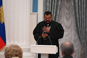 Стивен Сигал заявил о войне добра и зла, говоря о Западе