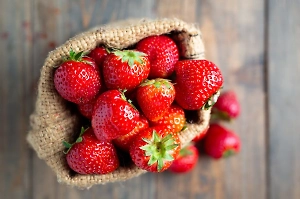 Врач раскрыла, сколько минут нужно мыть клубнику, чтобы на ягодах не осталось ни одного глиста