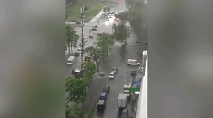 Москву накрыл сильный ливень с грозой, часть районов затопило