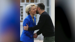 "Интимные" фото Зеленского и фон дер Ляйен украсили улицы Вены