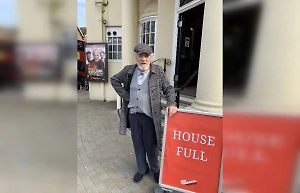 Сыгравший Гэндальфа 85-летний Маккеллен свалился со сцены в Лондоне