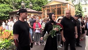 Костомаров с супругой приехали проститься с Заворотнюк в Покровский монастырь