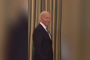 Зловещая ухмылка Байдена после вопроса о Трампе вызвала скандал в США