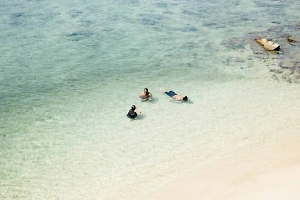 Названы категории людей, кому стоит купаться в морской воде