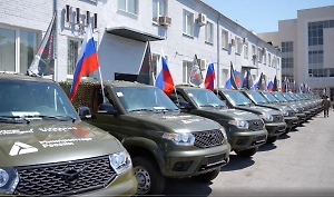 Певица Мара, боксёр Лебедев и Народный фронт передали бойцам 50 УАЗов в особой комплектации