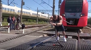 Российский атлет-экстремал Денис Вовк сдвинул "Ласточку" весом 300 тонн