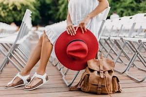 Названы категории людей, кому запрещено носить босоногую обувь