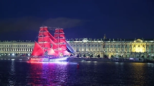 Проход брига "Россия" по Неве стал кульминацией юбилейных "Алых парусов"