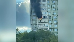 Едкое пламя окутало квартиру в 16-этажном доме на севере Москвы