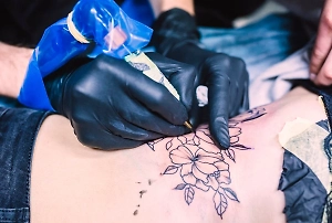 Врач объяснил, из-за чего модель из Петербурга оказалась на грани смерти во время тату-сеанса