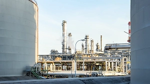 В Новошахтинске ликвидировали пожар на НПЗ после атаки украинского дрона