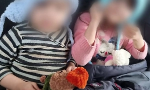 В Томске горе-мать бросила двух полуголых детей на улице