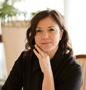 Всё дело в том, что строение с покатой крышей, выполненное из натуральных материалов, располагает к расслабленному отдыху и внешне выглядит как идеальное семейное гнездо. Обычно в двухэтажном доме в стиле шале присутствуют большие панорамные окна для максимального естественного освещения и навес над традиционным крыльцом, где так удобно устроиться в кресле-качалке, чтобы неспешно наблюдать за дождём. Такое уютное здание словно создано для общения с природой и наслаждения семейной жизнью.